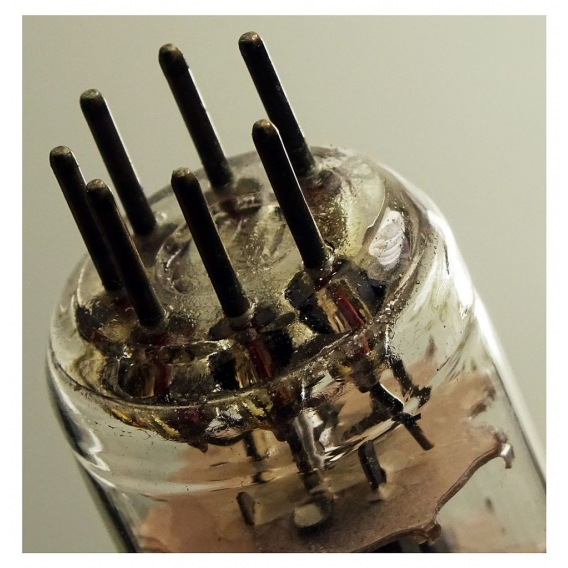 PC97 Triode. Eine Elektronenröhre von Valvo. ID19710