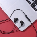 Remax RW-105 In-Ear Clear Sound Kabelgebundener Kopfhoerer Stereo-Ohrhoerer mit Mikrofon fuer Telefonanruf Musik Kopfhoerer mit 